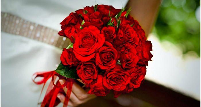 Классический красный букет с розами